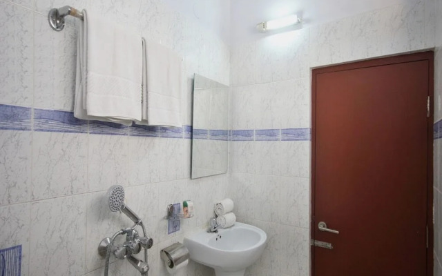 SR Legend Inn by OYO Rooms