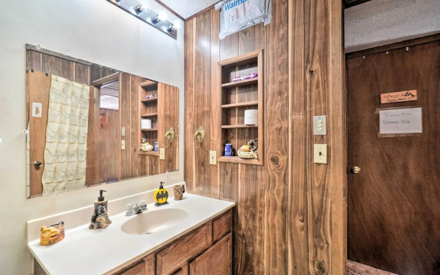 Gatlinburg Mountain-view Cabin: 5 Mi to Downtown