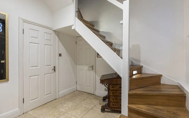 Stylish&Spacious 4br House W/Parking in Kensington