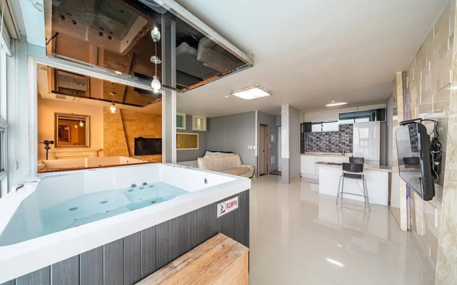 Pohang Pinewave Sea & Spa Pension