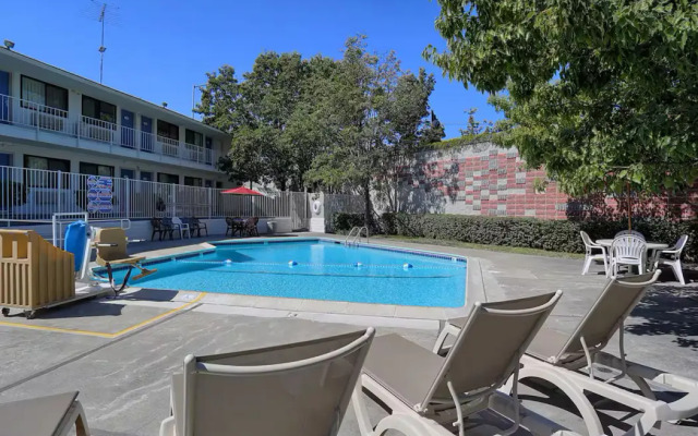 Super 8 by Wyndham Walnut Creek