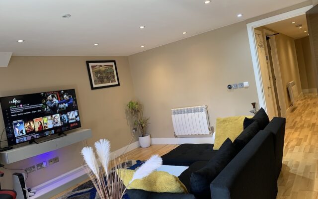 Charming 2-bed Apartment in Kingston Upon Thames