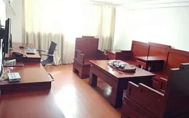 Yifeng Business Motel