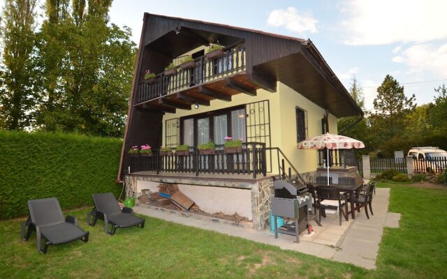 Cozy Chalet in Pilsen With Swimming Pool, Garden, Balcony