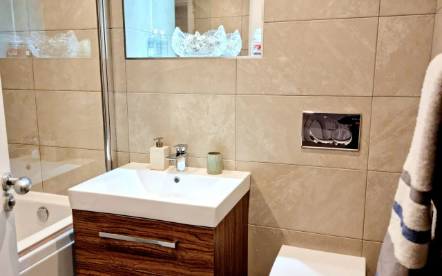 Vibrant Spacious Apartment In West End