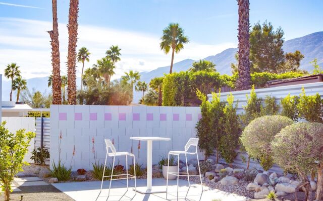 Bubble Gum Modern Holiday home 3