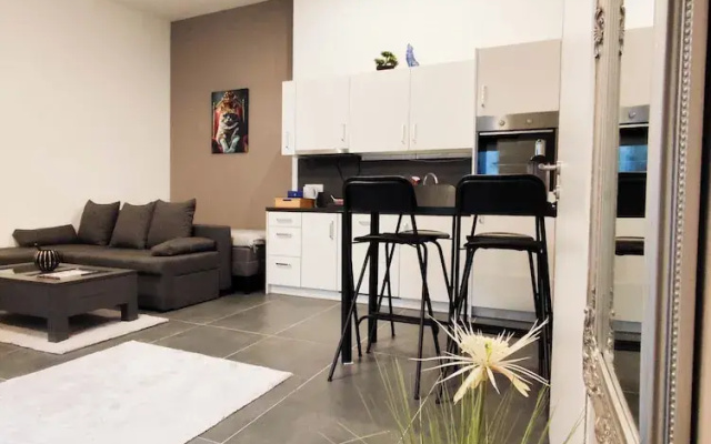 Cozy Apartment with Free Parking