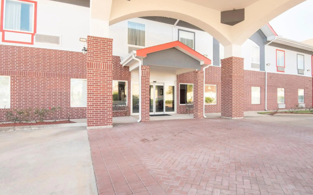 OYO Townhouse Clute Lake Jackson