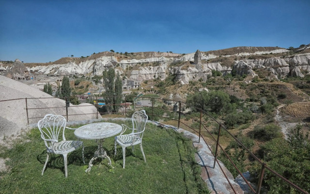 Traveller's Cave Hotel
