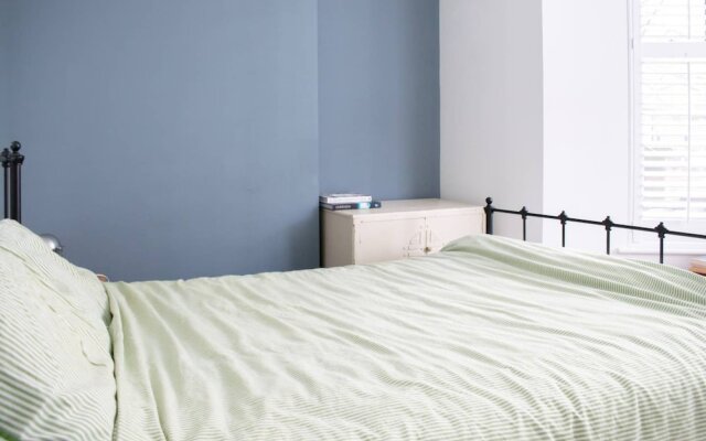 Modern 1 Bed 2-storey Flat in Clapton