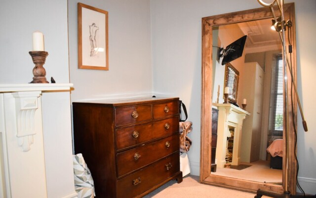2BD Seafront Flat w Tasteful Decor & Large Garden