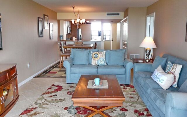 Alluring Beachfront Condo With Pool and View of Lagoon