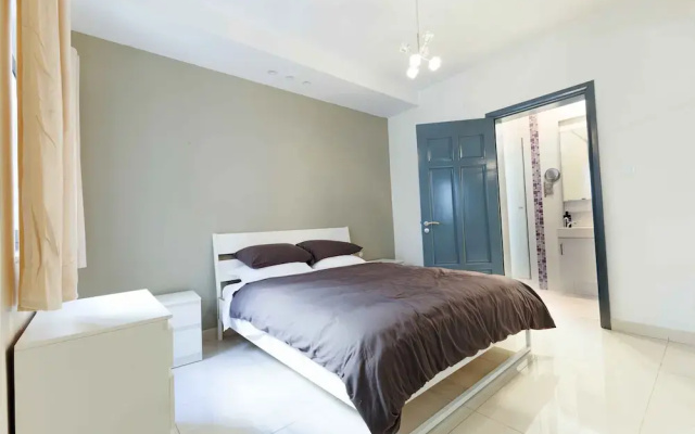 Modern 3BD Apartment with Wide Balcony