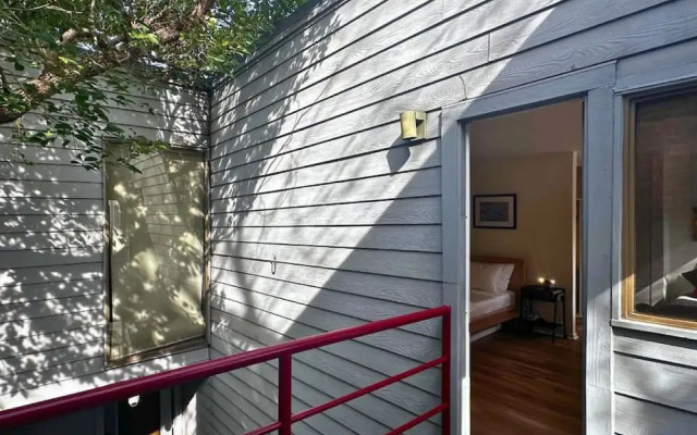 Poolside Comfort in Montrose