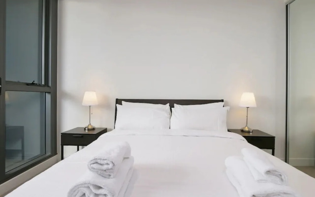 Large Modern 2 Bedroom Apartment near Lake Claremont