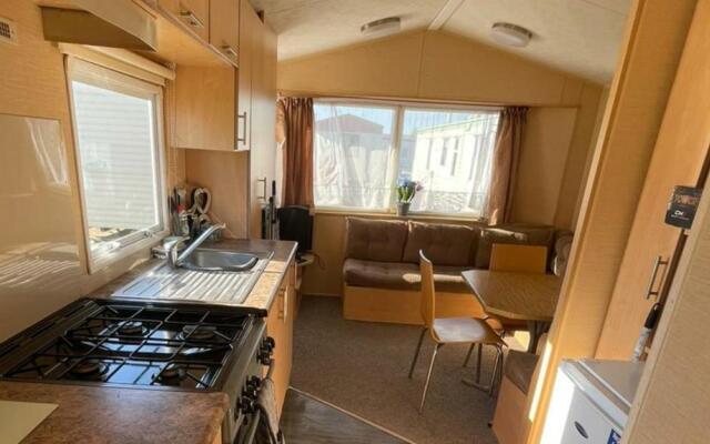 Adorable 2 Bedroom Caravan in Clacton-on-sea