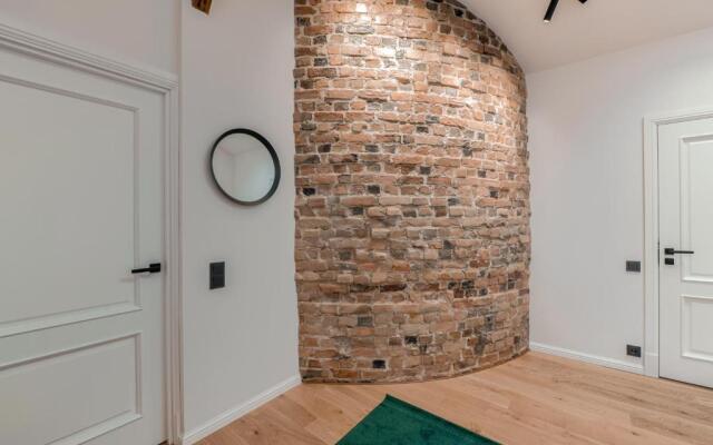 Big Design Apt - Sleeps 12 - Best Location