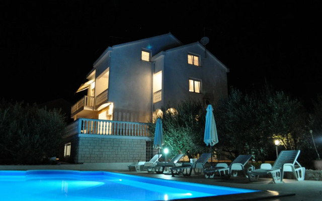 Olive - Swimming Pool - SA5