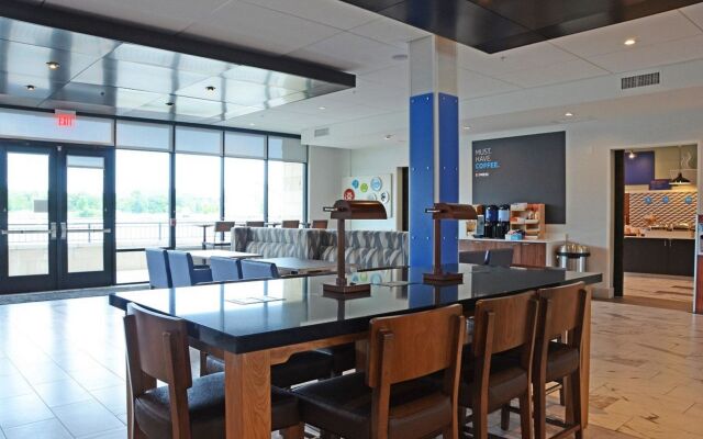 Holiday Inn Express & Suites Franklin - Berry Farms by IHG