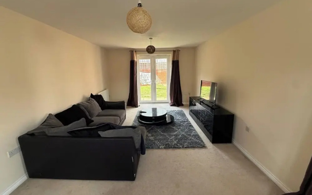 4 Bedroom House Sleeps 8 - Free Parking - Garden