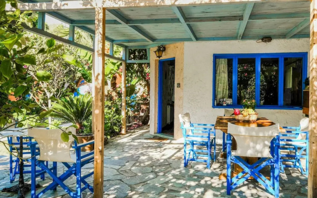 Aesthetic Holiday Home in Palaiochora near Sea Beach
