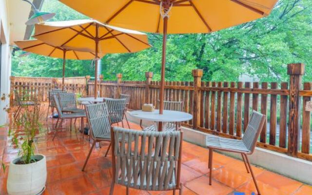 Under the Tree Little White House · Shaun the Sheep Theme Homestay