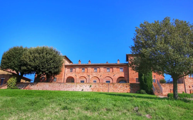 Quaint Farmhouse in Montepulciano with Pool