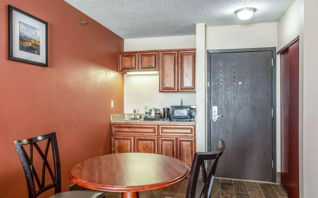 Country Inn & Suites by Radisson, Muskegon, MI