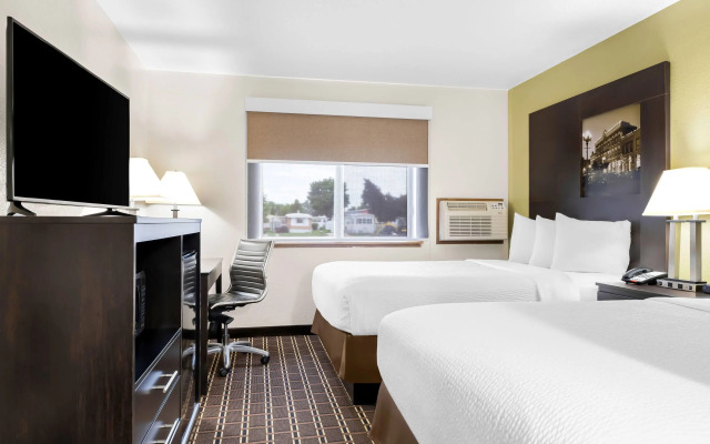 Super 8 by Wyndham La Crosse