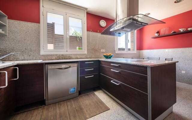Modern House 2 Km From The Beach (R87)
