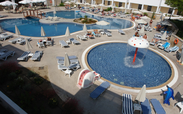 Matina Pefkos ApartHotel