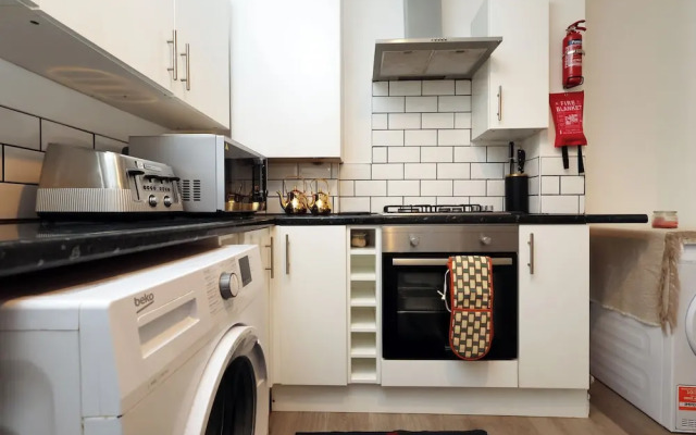 Cardiff Guesthouse & On-Street Parking
