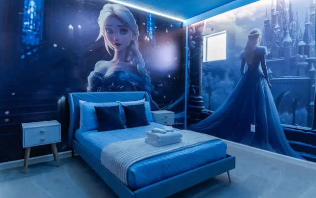 Sophisticated 9 Bedroom Close to Disney