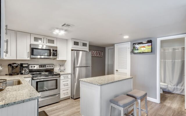 Holiday Surf & Racquet 402 2 Bedroom Condo by RedAwning