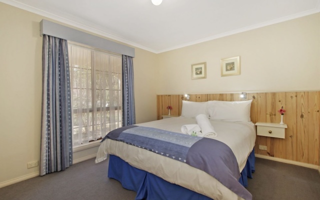 Oak Cottage - Tudor Village Unit 5 – Guest Rooms – Bright