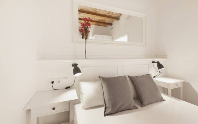 Welcoming 2 Bed With Balcony in Gracia