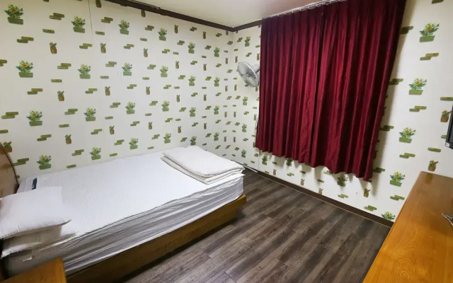 Nonsan Hwangje Motel