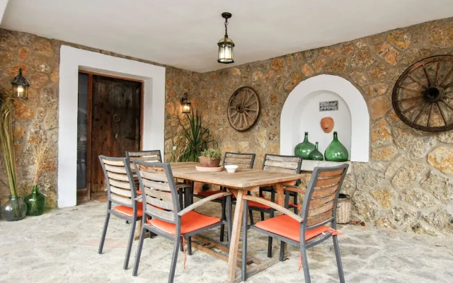 Spacious Mansion in Alaró With Swimming Pool