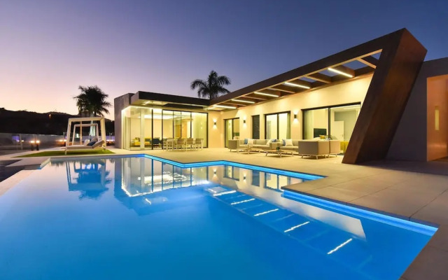 Villa in Salobre With Pool & Golf Nearby