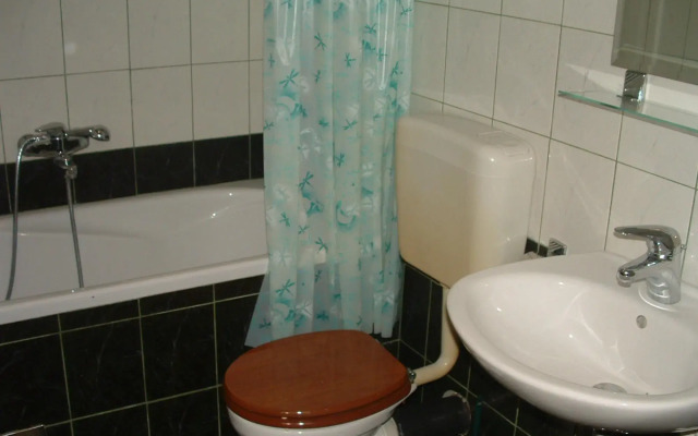 Tonka - 10 m From Beach - A2