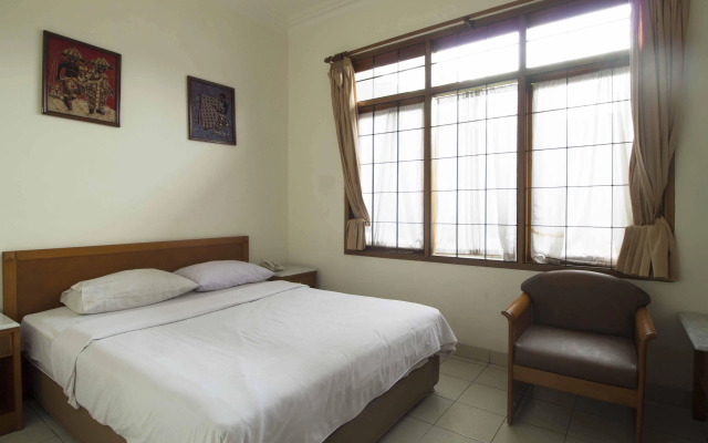 Residences by RedDoorz near Rumah Mode