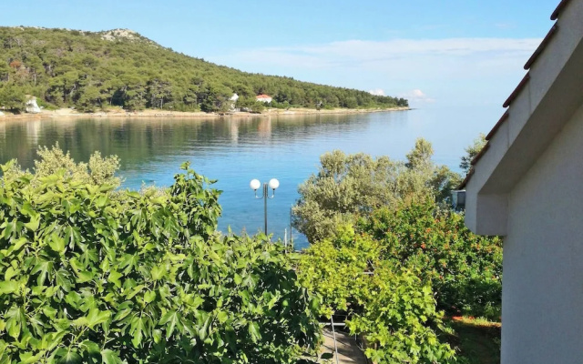 All New Seafront Apartment Yvonne, Sleeps 5