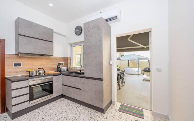 Traditional 3 bedroom home with hot tub (NEW)