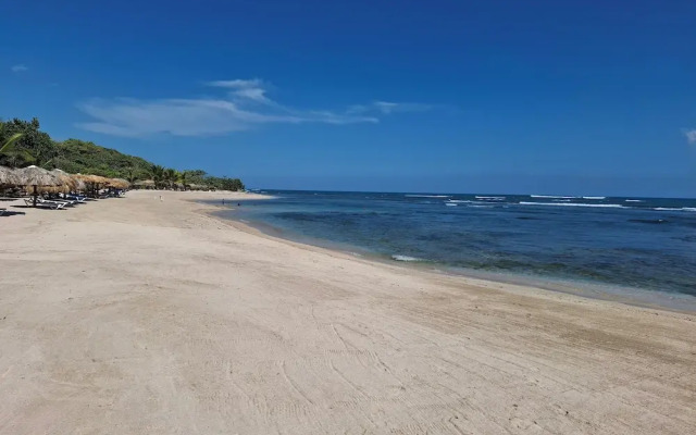2-bedroom Beach Apartment With Pool Costambar