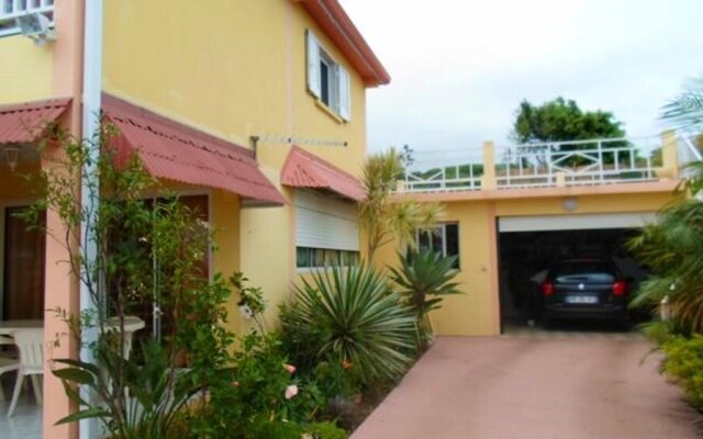 House With 2 Bedrooms in Petite Ile, With Wonderful sea View, Enclosed