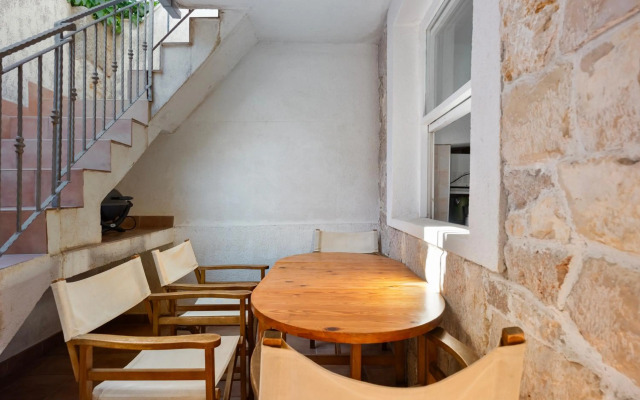 Hanna Cozy Old Stone House