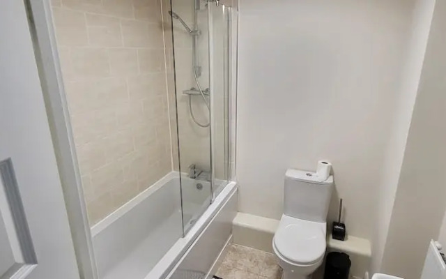 Inviting 6-bed House in Nuneaton