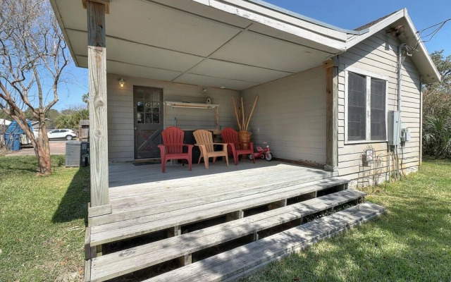 Rockport Blue Crab Bungalow Close to City Attractions by Redawning