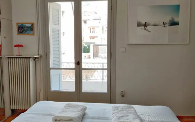 Stylish 1BR Apt With Retro Kitchen View Balcony