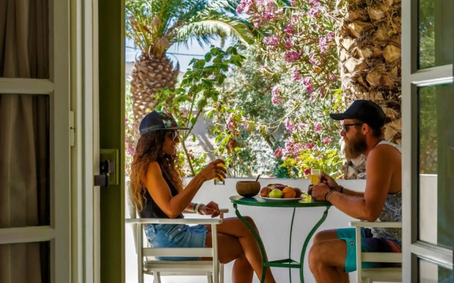 Studios Vrettos Beachfront Hotel